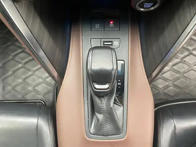 トヨタ ハリアー Z 兵庫県 2021(令3)年 5.3万km プレシャスブラックパール 純正12.3インチディスプレイオーディオ/（AM/FM/AUX/Bluetooth/フルセグTV）/パノラミックビューモニター/横滑り防止装置/LKA/プリクラッシュセーフティー/ブラインドスポットモニター/RCTA/PKSB/RSA/ヘッドライトレベライザー/電子パーキング/デジタルインナーミラー/ISOFIX/クリアランスソナー/コーナーセンサー（前後）/ハーフレザーシート/D席パワーシート/パワーバックドア/LEDヘッドライト/LEDフォグランプ/オートライト/オートマチックハイビーム/ビルトインETC2.0/MODELLISTAスポイラー（フロント/サイド/リア）/純正19インチアルミホイール/ドアバイザー/スマートキー