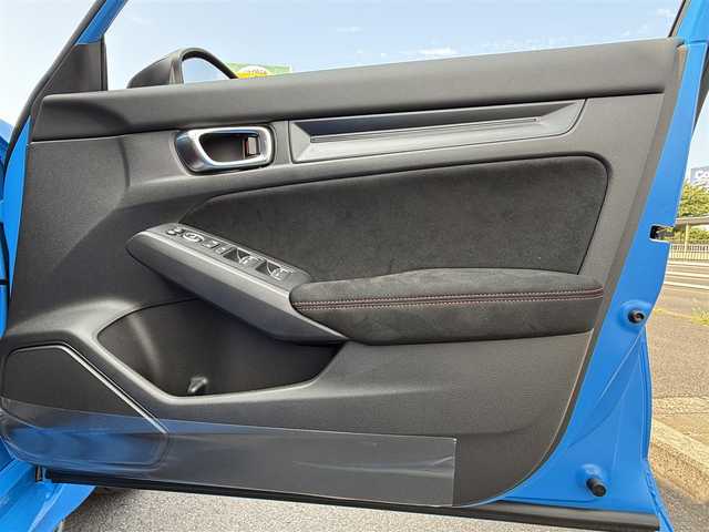 ホンダ シビック タイプR 香川県 2025(令7)年 0.1万km未満 レーシングブルーパール ワンオーナー/ホンダコネクトディスプレイ/【ナビ/フルセグ/Bluetooth/USB/スマホ連携】/バックカメラ/ホンダセンシング/・衝突軽減ブレーキ/・歩行者事故低減ステアリング/・路外逸脱抑制機能/・アダプティブクルーズコントロール/・車線維持支援システム/・近距離衝突軽減ブレーキ/・先行車発進お知らせ機能/・標識認識機能/・オートハイビーム/・ブラインドスポットインフォメーション/・パーキングセンサーシステム/・後退出庫サポート/ビルトインETC2.0/オートライト/フルLEDヘッドランプ/265/30R19インチ純正AW/プッシュスタート/スマートキー/スペアキー/純正フロアマット