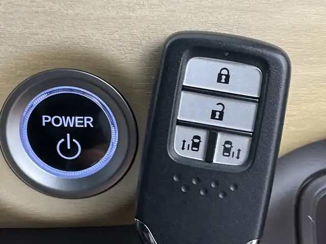 ホンダ フリード ハイブリット G ホンダセンシング 新潟県 2018(平30)年 2.6万km ホワイトオーキッドパール ホンダセンシング/　・衝突被害軽減ブレーキ/　・レーンキープアシスト/　・アダプティブクルーズコントロール/純正ナビ/　（フルセグTV/BT/CD/DVD/AM/FM）/バックカメラ/両側パワースライドドア/LEDオートライト/ステアリングスイッチ/スマートキー/ビルトインETC