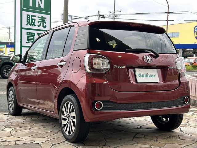 トヨタ パッソ モーダ 静岡県 2017(平29)年 5.5万km ファイアークォーツレッドM 安全装備/・コーナーセンサー/ナビ/・CD/DVD/USB/Bluetooth/Ipod/AUX/フルセグTV/・ラジオ/主要装備/・ＥＴＣ　/・ステアリングリモコン　/・オートライト　/・スマートキー　/・アイドリングストップ　/・コーナーセンサー　/・プッシュスタート　/・フォグランプ　/・純正アルミホイール　/・純正フロアマット　/・ＬＥＤヘッドライト