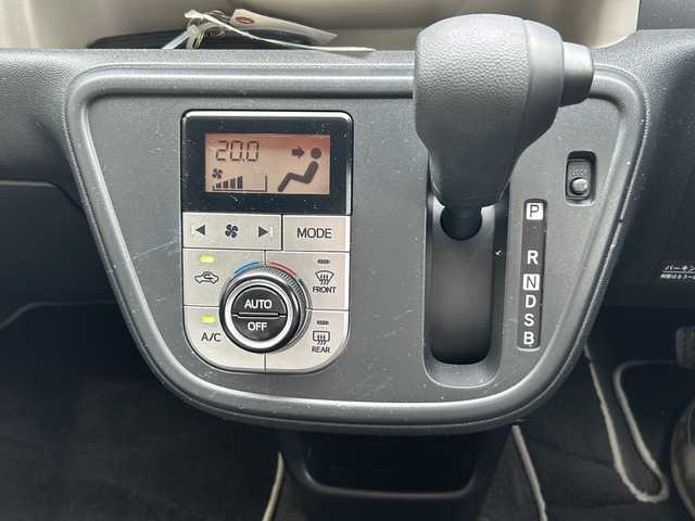 トヨタ パッソ モーダ 静岡県 2017(平29)年 5.5万km ファイアークォーツレッドM 安全装備/・コーナーセンサー/ナビ/・CD/DVD/USB/Bluetooth/Ipod/AUX/フルセグTV/・ラジオ/主要装備/・ＥＴＣ　/・ステアリングリモコン　/・オートライト　/・スマートキー　/・アイドリングストップ　/・コーナーセンサー　/・プッシュスタート　/・フォグランプ　/・純正アルミホイール　/・純正フロアマット　/・ＬＥＤヘッドライト