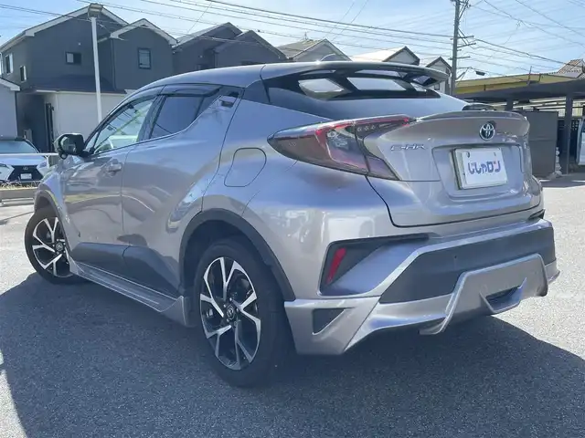 トヨタ Ｃ－ＨＲ G 愛知県 2017(平29)年 13.5万km メタルストリームM (株)IDOMが運営する【じしゃロン名古屋鳴海店】の自社ローン専用車両になりますこちらは現金またはオートローンご利用時の価格です。自社ローンご希望の方は別途その旨お申付け下さい/ワンオーナー/純正ナビ/（AM/FM/CD/DVD/BT)/バックカメラ/レーダークルーズコントロール/ビルトインETC/トヨタセーフティセンス/レーンキープアシスト/横滑り防止装置/ブラインドスポットモニター/ハーフレザーシート/前席シートヒーター/電動パーキングブレーキ/オートホールド/スマートキー/プッシュスタート/純正18インチアルミホイール/純正フロアマット/電格ミラー/TRDエアロ/スペアキー×１/取り扱い説明書/保証書