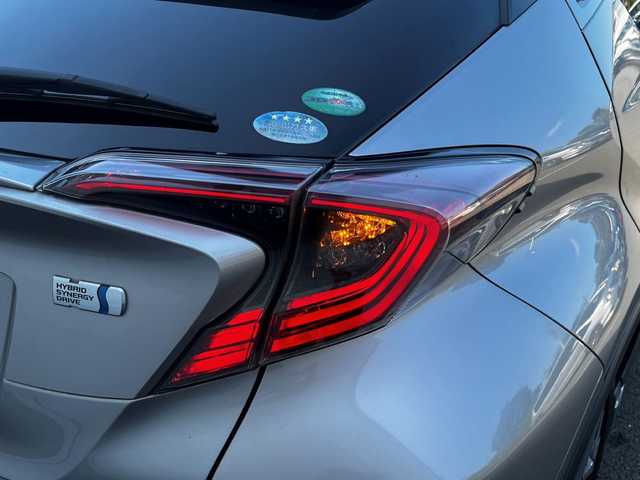 トヨタ Ｃ－ＨＲ G 愛知県 2017(平29)年 13.5万km メタルストリームM (株)IDOMが運営する【じしゃロン名古屋鳴海店】の自社ローン専用車両になりますこちらは現金またはオートローンご利用時の価格です。自社ローンご希望の方は別途その旨お申付け下さい/ワンオーナー/純正ナビ/（AM/FM/CD/DVD/BT)/バックカメラ/レーダークルーズコントロール/ビルトインETC/トヨタセーフティセンス/レーンキープアシスト/横滑り防止装置/ブラインドスポットモニター/ハーフレザーシート/前席シートヒーター/電動パーキングブレーキ/オートホールド/スマートキー/プッシュスタート/純正18インチアルミホイール/純正フロアマット/電格ミラー/TRDエアロ/スペアキー×１/取り扱い説明書/保証書