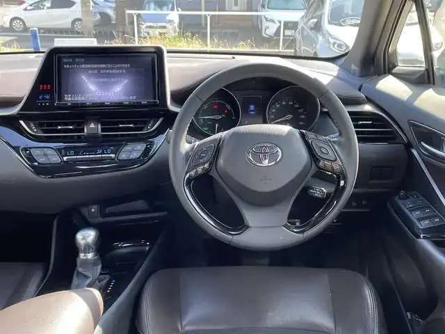 トヨタ Ｃ－ＨＲ G 愛知県 2017(平29)年 13.5万km メタルストリームM (株)IDOMが運営する【じしゃロン名古屋鳴海店】の自社ローン専用車両になりますこちらは現金またはオートローンご利用時の価格です。自社ローンご希望の方は別途その旨お申付け下さい/ワンオーナー/純正ナビ/（AM/FM/CD/DVD/BT)/バックカメラ/レーダークルーズコントロール/ビルトインETC/トヨタセーフティセンス/レーンキープアシスト/横滑り防止装置/ブラインドスポットモニター/ハーフレザーシート/前席シートヒーター/電動パーキングブレーキ/オートホールド/スマートキー/プッシュスタート/純正18インチアルミホイール/純正フロアマット/電格ミラー/TRDエアロ/スペアキー×１/取り扱い説明書/保証書