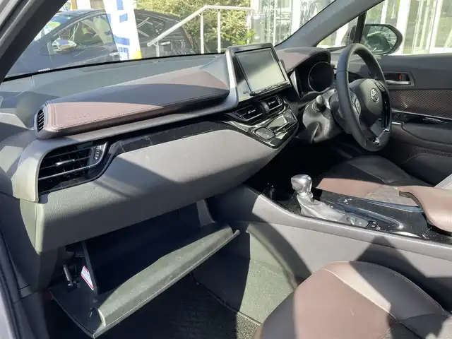 トヨタ Ｃ－ＨＲ G 愛知県 2017(平29)年 13.5万km メタルストリームM (株)IDOMが運営する【じしゃロン名古屋鳴海店】の自社ローン専用車両になりますこちらは現金またはオートローンご利用時の価格です。自社ローンご希望の方は別途その旨お申付け下さい/ワンオーナー/純正ナビ/（AM/FM/CD/DVD/BT)/バックカメラ/レーダークルーズコントロール/ビルトインETC/トヨタセーフティセンス/レーンキープアシスト/横滑り防止装置/ブラインドスポットモニター/ハーフレザーシート/前席シートヒーター/電動パーキングブレーキ/オートホールド/スマートキー/プッシュスタート/純正18インチアルミホイール/純正フロアマット/電格ミラー/TRDエアロ/スペアキー×１/取り扱い説明書/保証書