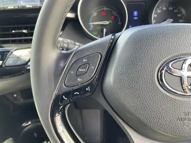 トヨタ Ｃ－ＨＲ G 愛知県 2017(平29)年 13.5万km メタルストリームM (株)IDOMが運営する【じしゃロン名古屋鳴海店】の自社ローン専用車両になりますこちらは現金またはオートローンご利用時の価格です。自社ローンご希望の方は別途その旨お申付け下さい/ワンオーナー/純正ナビ/（AM/FM/CD/DVD/BT)/バックカメラ/レーダークルーズコントロール/ビルトインETC/トヨタセーフティセンス/レーンキープアシスト/横滑り防止装置/ブラインドスポットモニター/ハーフレザーシート/前席シートヒーター/電動パーキングブレーキ/オートホールド/スマートキー/プッシュスタート/純正18インチアルミホイール/純正フロアマット/電格ミラー/TRDエアロ/スペアキー×１/取り扱い説明書/保証書