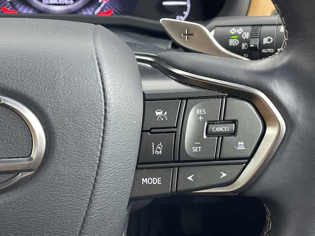 レクサス ＬＸ 600 愛知県 2023(令5)年 0.4万km ソニッククォーツ サンルーフ/Grgoセキュリティ/ルーフレール/デジタルインナーミラー/純正ディスプレイオーディオ、ナビ/フルセグTV・Bluetooth/パノラミックビューモニター/ビルトイン2.0ETC/純正20インチAW/レクサスセーフティシステムプラス/レーダークルーズコントロール/ブラインドスポットモニター/ヘッドアップディスプレイ/ドライブレコーダー/レーダー探知機/置くだけ充電/パワーバックドア/ヘーゼルレザーシート/前席パワーシート（D席メモリー付き）/シートヒーター/エアシート/ハンドルヒーター/純正フロアマット/純正ドアバイザー/三眼LEDヘッドライト/取説、保証書/スペアキー