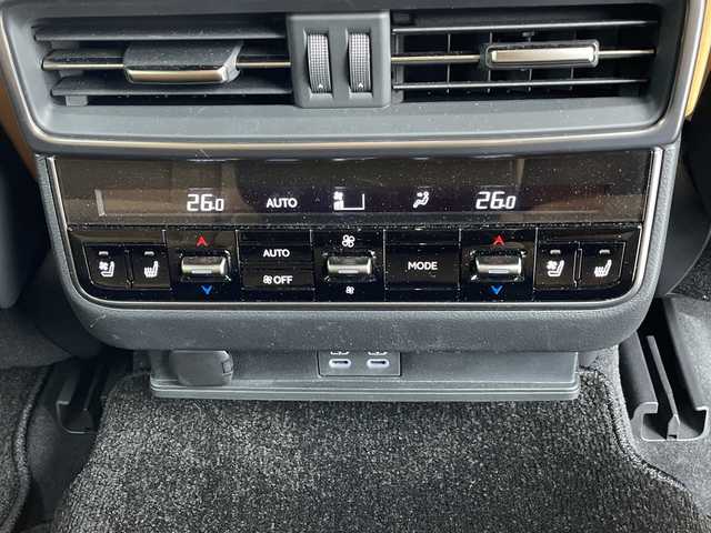 レクサス ＬＸ 600 愛知県 2023(令5)年 0.4万km ソニッククォーツ サンルーフ/Grgoセキュリティ/ルーフレール/デジタルインナーミラー/純正ディスプレイオーディオ、ナビ/フルセグTV・Bluetooth/パノラミックビューモニター/ビルトイン2.0ETC/純正20インチAW/レクサスセーフティシステムプラス/レーダークルーズコントロール/ブラインドスポットモニター/ヘッドアップディスプレイ/ドライブレコーダー/レーダー探知機/置くだけ充電/パワーバックドア/ヘーゼルレザーシート/前席パワーシート（D席メモリー付き）/シートヒーター/エアシート/ハンドルヒーター/純正フロアマット/純正ドアバイザー/三眼LEDヘッドライト/取説、保証書/スペアキー
