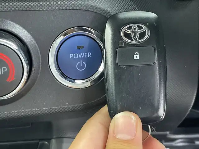 トヨタ ライズ Z 群馬県 2022(令4)年 2.4万km シャイニングホワイトパール 衝突被害軽減ブレーキ/レーンアシスト/クリアランスソナー（F/R）/純正９インチディスプレイオーディオ/Bluetooth/フルセグTV/AppleCarPlay/AndroidAuto/バックカメラ/レーダークルーズコントロール/D/Nシートヒーター/ステアリングリモコン/オートライト/オートハイビーム/LEDヘッドライト/LEDフォグライト/バックフォグ/電格ミラー/ウィンカーミラー/純正AW/ETC/革巻きステアリング/純正フロアマット/ドアバイザー/プッシュスタート/スマートキー/電動パーキングブレーキ