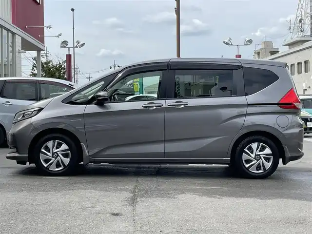 ホンダ フリード ハイブリット G ホンダセンシング 群馬県 2020(令2)年 6.3万km スーパープラチナグレーメタリック ホンダセンシング/・衝突軽減ブレーキ/・アダプティブクルーズコントロール/・車線維持支援システム/・路外逸脱抑制機能/・パーキングセンサー/・オートハイビーム/・先行車発進お知らせ/・標識認識/純正SDナビ/　　フルセグ/Bluetooth/SD/DVD/ipod/    USB/SD/FM/AM/MusicRack/バックカメラ/両側パワースライドドア/3列シート/オートLEDヘッドライト/純正ドライブレコーダー/純正フロアマット/ビルドインETC