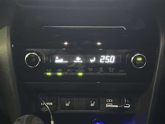 トヨタ ヤリスクロス ハイブリッド Z ウルバーノ 京都府 2025(令7)年 0.7万km ブラックマイカ/プラチナホワイトパールマイカ 純正8インチナビ/フルセグ/Bluetooth/トヨタセーフティセンス/全方位カメラ/禁煙車/クリアランスソナー/ETC2.0/２トーンカラー/ブラインドスポットモニター/電動リアゲート/パワーシート/ドライブレコーダー/シートヒーター/純正アルミホイール/電動格納ミラー/ワンオーナー/プッシュスタート/スマートキー