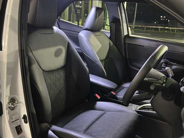 トヨタ ヤリスクロス ハイブリッド Z ウルバーノ 京都府 2025(令7)年 0.7万km ブラックマイカ/プラチナホワイトパールマイカ 純正8インチナビ/フルセグ/Bluetooth/トヨタセーフティセンス/全方位カメラ/禁煙車/クリアランスソナー/ETC2.0/２トーンカラー/ブラインドスポットモニター/電動リアゲート/パワーシート/ドライブレコーダー/シートヒーター/純正アルミホイール/電動格納ミラー/ワンオーナー/プッシュスタート/スマートキー