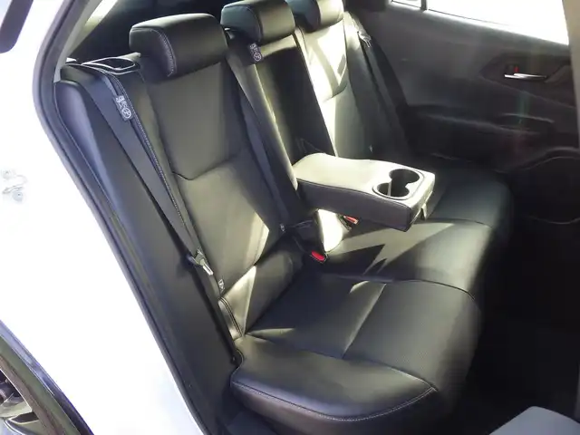 トヨタ プリウス Z 千葉県 2023(令5)年 1.8万km プラチナホワイトパールマイカ アドバンスドパーク/Toyota Safety Sense/・プリクラッシュセーフティ/・レーンディパーチャーアラート/・オートハイビーム/・レーダークルーズコントロール/・ブラインドスポットモニター/・RCTA（リヤクロストラフィックアラート）/パワーバックドア/運転席パワーシート/前席エアシート/シートヒーター/純正コネクティッドナビ/地デジTV/【Bluetooth接続】/【Apple CarPlay　Android Auto対応】/パノラミックビューモニター/革巻きステアリング/ステアリングヒーター/ステアリングスイッチ/ETC（2.0）/LEDヘッドライト/ウインカーミラー/クリアランスソナー/純正19インチアルミホイル/サイド/カーテンエアバッグ/スマートキー