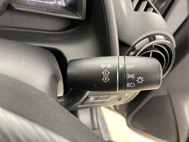 マツダ デミオ 13C 道央・札幌 2016(平28)年 3.8万km アルミニウムメタリック ・４WD/・純正オーディオ（CD＆AM&FM＆AUX＆USB）/・i-Activsense/・アイドリングストップ/・キセノンヘッドライト/・スマートキー/・プッシュスタート/・夏タイヤ積込/・社外１５インチAW