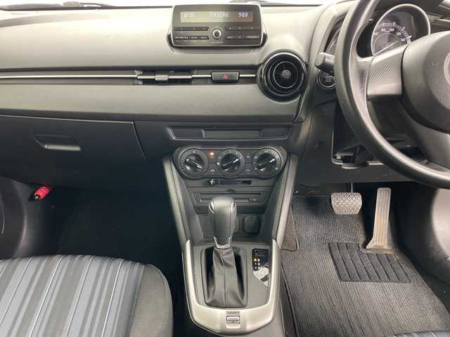 マツダ デミオ 13C 道央・札幌 2016(平28)年 3.8万km アルミニウムメタリック ・４WD/・純正オーディオ（CD＆AM&FM＆AUX＆USB）/・i-Activsense/・アイドリングストップ/・キセノンヘッドライト/・スマートキー/・プッシュスタート/・夏タイヤ積込/・社外１５インチAW