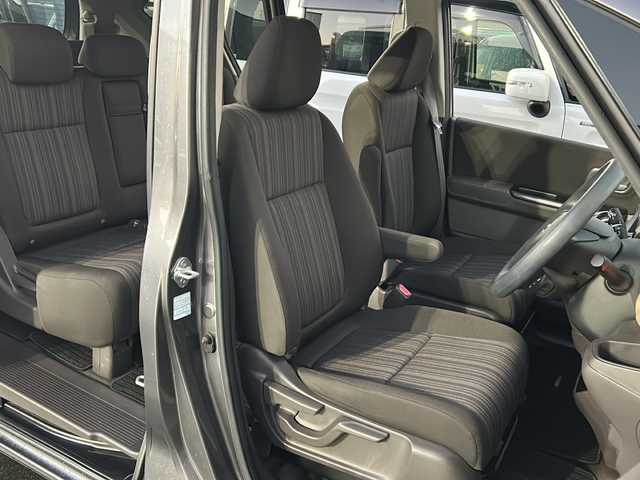 ホンダ フリード G ホンダセンシング 静岡県 2019(平31)年 4.9万km モダンスティールM 純正メモリナビ/・CD/・DVD/・フルセグＴＶ/・Bluetooth/・AM/・FM/主要装備/・両側パワスラ/・ホンダセンシング/・衝突軽減/・横滑り防止装置/・レーンキープ/・追従クルコン/・バックカメラ/・ビルトインＥＴＣ/・ドラレコ前/・ステリモ/・スマートキー/・プッシュスタート/・スペアキー1本