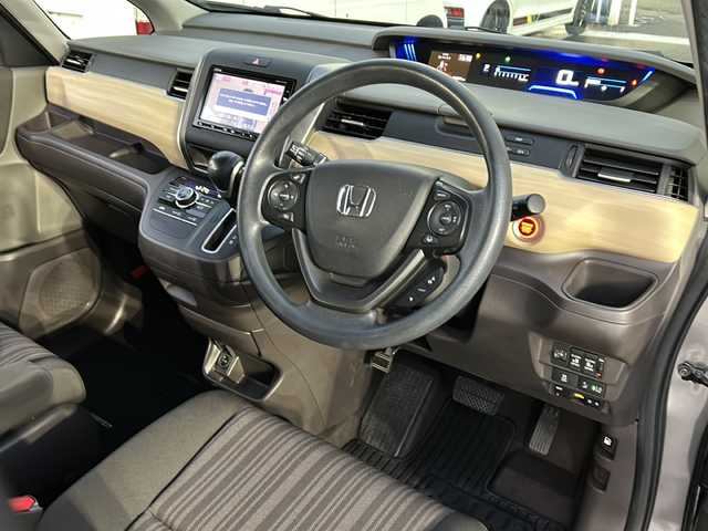 ホンダ フリード G ホンダセンシング 静岡県 2019(平31)年 4.9万km モダンスティールM 純正メモリナビ/・CD/・DVD/・フルセグＴＶ/・Bluetooth/・AM/・FM/主要装備/・両側パワスラ/・ホンダセンシング/・衝突軽減/・横滑り防止装置/・レーンキープ/・追従クルコン/・バックカメラ/・ビルトインＥＴＣ/・ドラレコ前/・ステリモ/・スマートキー/・プッシュスタート/・スペアキー1本