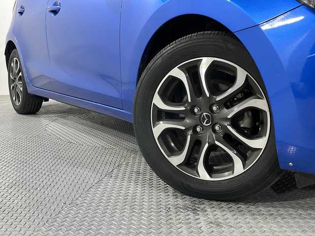 マツダ デミオ XD ツーリング 広島県 2015(平27)年 5.7万km ダイナミックブルーマイカ 純正ナビ　/バックカメラ　/フルセグＴＶ　/リアエアロ　/クルーズコントロール　/衝突軽減ブレーキ　/ＬＥＤヘッドランプ　/オートライト　/フォグランプ　/Ｂｌｕｅｔｏｏｔｈ　/スマートキー　/純正フロアマット　/ＥＴＣ/純正１６インチアルミホイール(185/60/R16)/エアバック（運転席/助手席/サイド/カーテン）