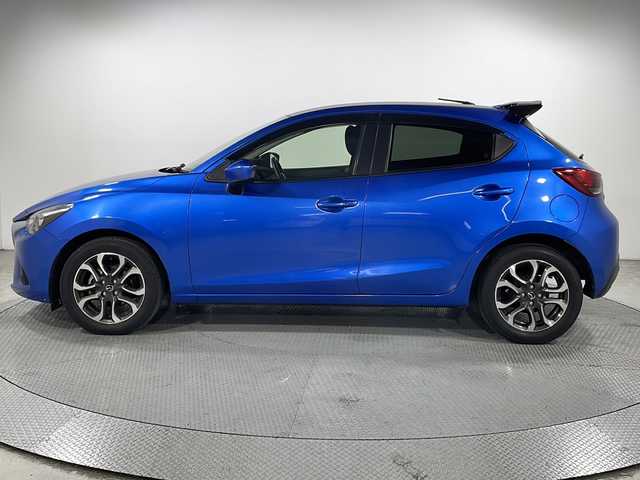 マツダ デミオ XD ツーリング 広島県 2015(平27)年 5.7万km ダイナミックブルーマイカ 純正ナビ　/バックカメラ　/フルセグＴＶ　/リアエアロ　/クルーズコントロール　/衝突軽減ブレーキ　/ＬＥＤヘッドランプ　/オートライト　/フォグランプ　/Ｂｌｕｅｔｏｏｔｈ　/スマートキー　/純正フロアマット　/ＥＴＣ/純正１６インチアルミホイール(185/60/R16)/エアバック（運転席/助手席/サイド/カーテン）