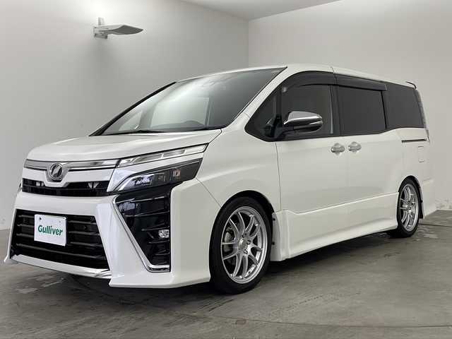 トヨタ ヴォクシー ZS 煌Ⅱ 兵庫県 2020(令2)年 6.8万km ホワイトパールクリスタルシャイン ・ALPINE11インチナビ/Bluetooth/CD/SD再生/USB/HDMI接続&TV/・バックカメラ/・アルパイン12.8インチフリップモニター/・アラウンドビューモニター/・両側パワースライドドア/・トヨタセーフティセンス/・オートマチックハイビーム（ＡＨＢ）/・プリクラッシュセーフティシステム（ＰＣＳ）/・レーンディパーチャーアラート（ＬＤＡ）/・クルーズコントロール/・パーキングサポートブレーキ/・ABS/・横滑り防止機能/・盗難防止機能/・アイドリングストップ/・LEDヘッドライト/・LEDフロントフォグランプ/・ENKEI18インチアルミホイール/・TEIN車高調足回り/・社外マフラー/・純正品積み込み（タイヤ＆ホイール、足回り、マフラー）/・純正ビルドインETC/・純正フロアマット/・W＋サイドエアバック/・前後ドライブレコーダー/・ステアリングスイッチ/・WACエアコン/・スマートキー/・スペアキー/・プッシュスタート