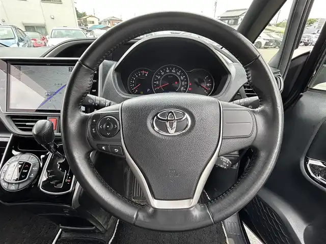 トヨタ ヴォクシー ZS 煌 愛知県 2018(平30)年 3万km ブラック 純正ナビ/　AM/FM/SD/BT/CD/DVD/フルセグTV/バックカメラ/ETC/両側パワースライドドア/LEDヘッドライト/フォグランプ/純正16インチAW/衝突被害軽減システム/レーンキープアシスト/オートマチックハイビーム/アイドリングストップ/純正フロアマット/純正ドアバイザー/スマートキー