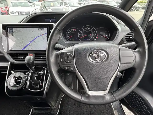 トヨタ ヴォクシー ZS 煌 愛知県 2018(平30)年 3万km ブラック 純正ナビ/　AM/FM/SD/BT/CD/DVD/フルセグTV/バックカメラ/ETC/両側パワースライドドア/LEDヘッドライト/フォグランプ/純正16インチAW/衝突被害軽減システム/レーンキープアシスト/オートマチックハイビーム/アイドリングストップ/純正フロアマット/純正ドアバイザー/スマートキー