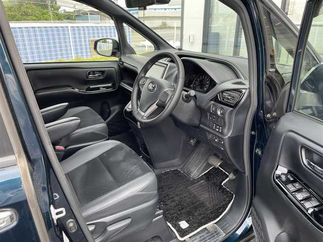 トヨタ ヴォクシー ZS 煌Ⅲ 千葉県 2020(令2)年 5万km ブラッキッシュアゲハガラスフレーク 純正9インチナビ/（フルセグTV/BT/CD/DVD/FM/AM）/12インチフリップダウンモニター/モデリスタエアロ/衝突被害軽減システム/車線逸脱警報/クルーズコントロール/ハーフレザーシート/両側パワースライドドア/横滑り防止装置/ETC/前後ドライブレコーダー/アイドリングストップ/LEDヘッドライト/フォグランプ/オートライト/ウィンカーミラー/電動格納ミラー/モデリスタ18インチAW/シートリフター/プッシュスタート/スマートキー/フロアマット/ドアバイザー/取扱説明書/保証書