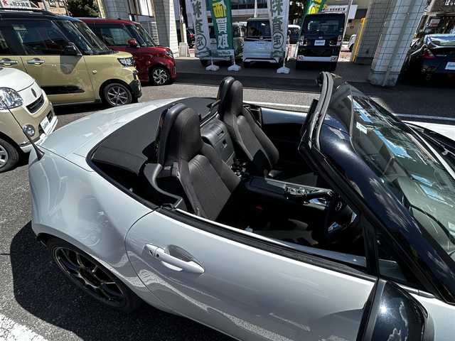 マツダ ロードスター S スペシャルパッケージ 大分県 2016(平28)年 6.3万km セラミックM RAYS製アルミホイル17インチ/純正SDナビ/（Bluetooth/CD/DVD/フルセグ）/外部接続端子：USB・AUX/本革巻シフトノブ/本革巻ステアリング/バックカメラ/セーフティパッケージ/・車線逸脱警報システム/・ブラインドスポットモニタリング/・ハイビームコントロールシステム/・アダプティブフロントライティングシステム/マルチインフォメーションディスプレイ/プッシュスタート/オートライト/ETC/LEDヘッドライト/LEDポジションランプ/DN席バニティミラー/保証証/取説