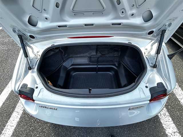 マツダ ロードスター S スペシャルパッケージ 大分県 2016(平28)年 6.3万km セラミックM RAYS製アルミホイル17インチ/純正SDナビ/（Bluetooth/CD/DVD/フルセグ）/外部接続端子：USB・AUX/本革巻シフトノブ/本革巻ステアリング/バックカメラ/セーフティパッケージ/・車線逸脱警報システム/・ブラインドスポットモニタリング/・ハイビームコントロールシステム/・アダプティブフロントライティングシステム/マルチインフォメーションディスプレイ/プッシュスタート/オートライト/ETC/LEDヘッドライト/LEDポジションランプ/DN席バニティミラー/保証証/取説
