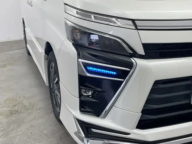 トヨタ ヴォクシー ZS 煌 長崎県 2018(平30)年 9万km ホワイトパールクリスタルシャイン モデリスタエアロ　純正１２．１型後席モニター　純正１０型ナビ　フルセグＴＶ　バックカメラ　両側電動スライドドア　　　クルーズコントロール　衝突被害軽減ブレーキ　ビルトインＥＴＣ　ＬＥＤライト　禁煙車
