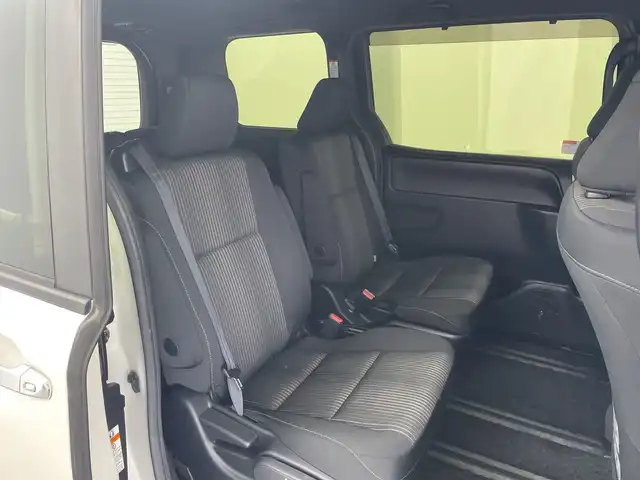 トヨタ ヴォクシー ZS 煌 長崎県 2018(平30)年 9万km ホワイトパールクリスタルシャイン モデリスタエアロ　純正１２．１型後席モニター　純正１０型ナビ　フルセグＴＶ　バックカメラ　両側電動スライドドア　　　クルーズコントロール　衝突被害軽減ブレーキ　ビルトインＥＴＣ　ＬＥＤライト　禁煙車