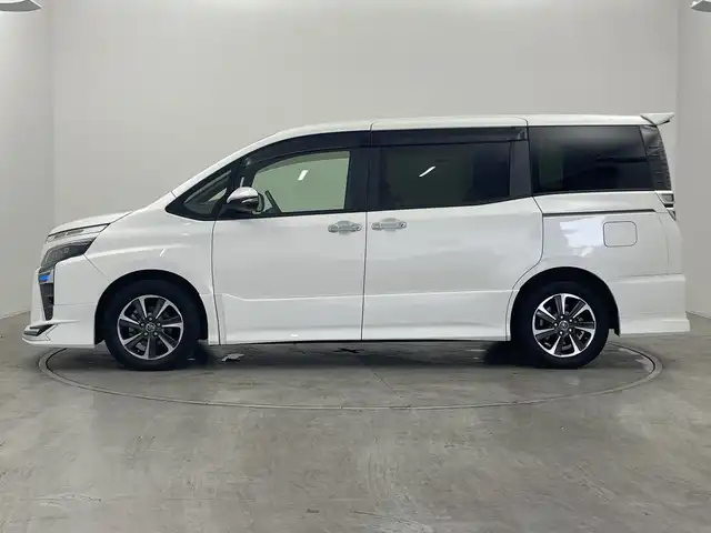 トヨタ ヴォクシー ZS 煌 長崎県 2018(平30)年 9万km ホワイトパールクリスタルシャイン モデリスタエアロ　純正１２．１型後席モニター　純正１０型ナビ　フルセグＴＶ　バックカメラ　両側電動スライドドア　　　クルーズコントロール　衝突被害軽減ブレーキ　ビルトインＥＴＣ　ＬＥＤライト　禁煙車