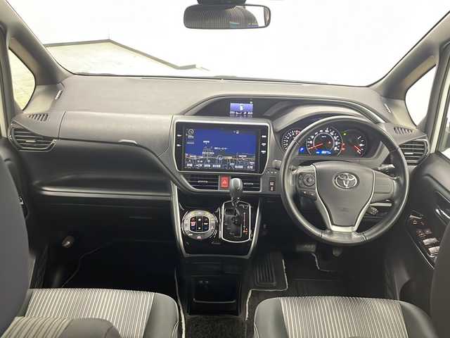 トヨタ ヴォクシー ZS 煌 長崎県 2018(平30)年 9万km ホワイトパールクリスタルシャイン モデリスタフルエアロ　/純正１２．１型後席モニター/純正１０型ナビ/・フルセグＴＶ/・DVD/・Bluetooth/・バックカメラ/セーフティセンス/・先行車発信告知/・レーンディパーチャーアラート/・オートハイビーム/両側電動スライドドア/ビルトインETC/クルーズコントロール/LEDヘッドライト/オートリトラミラー/黒革ハンドル/ステアリングリモコン/リアサンシェード/シートバックテーブル/純正バイザー
