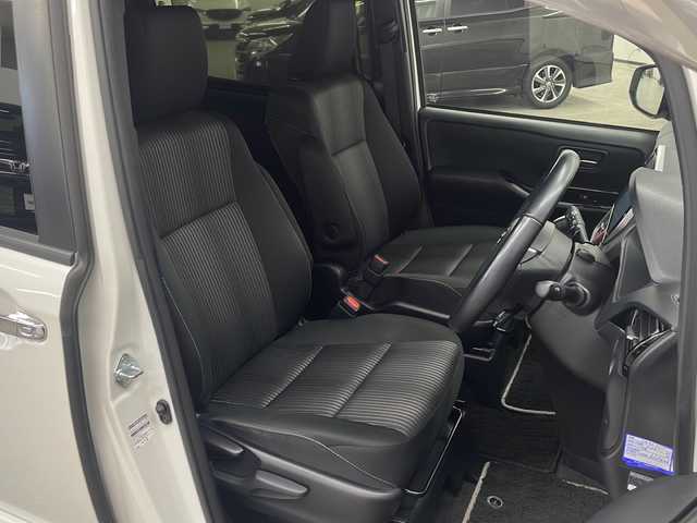 トヨタ ヴォクシー ZS 煌 長崎県 2018(平30)年 9万km ホワイトパールクリスタルシャイン モデリスタフルエアロ　/純正１２．１型後席モニター/純正１０型ナビ/・フルセグＴＶ/・DVD/・Bluetooth/・バックカメラ/セーフティセンス/・先行車発信告知/・レーンディパーチャーアラート/・オートハイビーム/両側電動スライドドア/ビルトインETC/クルーズコントロール/LEDヘッドライト/オートリトラミラー/黒革ハンドル/ステアリングリモコン/リアサンシェード/シートバックテーブル/純正バイザー