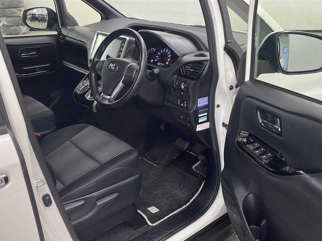 トヨタ ヴォクシー ZS 煌 長崎県 2018(平30)年 9万km ホワイトパールクリスタルシャイン モデリスタフルエアロ　/純正１２．１型後席モニター/純正１０型ナビ/・フルセグＴＶ/・DVD/・Bluetooth/・バックカメラ/セーフティセンス/・先行車発信告知/・レーンディパーチャーアラート/・オートハイビーム/両側電動スライドドア/ビルトインETC/クルーズコントロール/LEDヘッドライト/オートリトラミラー/黒革ハンドル/ステアリングリモコン/リアサンシェード/シートバックテーブル/純正バイザー