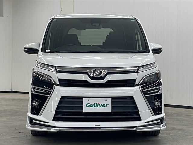 トヨタ ヴォクシー ZS 煌 長崎県 2018(平30)年 9万km ホワイトパールクリスタルシャイン モデリスタフルエアロ　/純正１２．１型後席モニター/純正１０型ナビ/・フルセグＴＶ/・DVD/・Bluetooth/・バックカメラ/セーフティセンス/・先行車発信告知/・レーンディパーチャーアラート/・オートハイビーム/両側電動スライドドア/ビルトインETC/クルーズコントロール/LEDヘッドライト/オートリトラミラー/黒革ハンドル/ステアリングリモコン/リアサンシェード/シートバックテーブル/純正バイザー