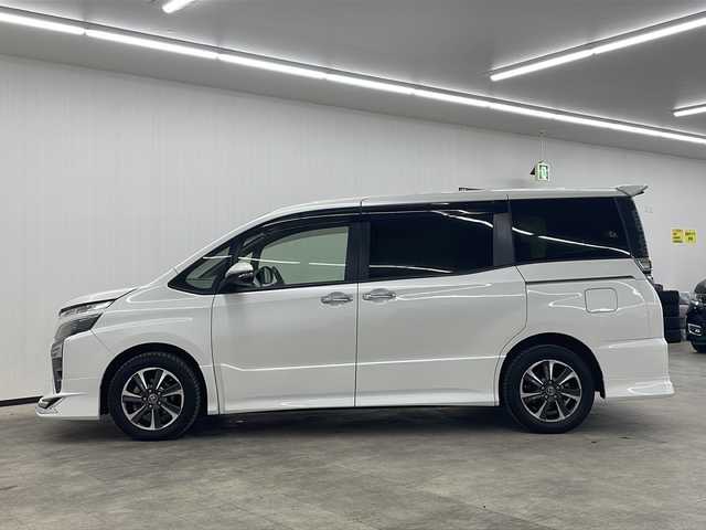 トヨタ ヴォクシー ZS 煌 長崎県 2018(平30)年 9万km ホワイトパールクリスタルシャイン モデリスタフルエアロ　/純正１２．１型後席モニター/純正１０型ナビ/・フルセグＴＶ/・DVD/・Bluetooth/・バックカメラ/セーフティセンス/・先行車発信告知/・レーンディパーチャーアラート/・オートハイビーム/両側電動スライドドア/ビルトインETC/クルーズコントロール/LEDヘッドライト/オートリトラミラー/黒革ハンドル/ステアリングリモコン/リアサンシェード/シートバックテーブル/純正バイザー