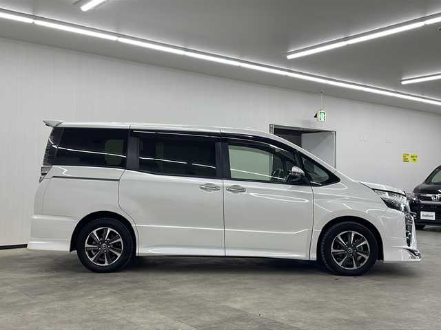トヨタ ヴォクシー ZS 煌 長崎県 2018(平30)年 9万km ホワイトパールクリスタルシャイン モデリスタフルエアロ　/純正１２．１型後席モニター/純正１０型ナビ/・フルセグＴＶ/・DVD/・Bluetooth/・バックカメラ/セーフティセンス/・先行車発信告知/・レーンディパーチャーアラート/・オートハイビーム/両側電動スライドドア/ビルトインETC/クルーズコントロール/LEDヘッドライト/オートリトラミラー/黒革ハンドル/ステアリングリモコン/リアサンシェード/シートバックテーブル/純正バイザー