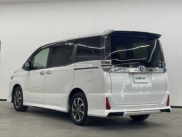 トヨタ ヴォクシー ZS 煌 長崎県 2018(平30)年 9万km ホワイトパールクリスタルシャイン モデリスタフルエアロ　/純正１２．１型後席モニター/純正１０型ナビ/・フルセグＴＶ/・DVD/・Bluetooth/・バックカメラ/セーフティセンス/・先行車発信告知/・レーンディパーチャーアラート/・オートハイビーム/両側電動スライドドア/ビルトインETC/クルーズコントロール/LEDヘッドライト/オートリトラミラー/黒革ハンドル/ステアリングリモコン/リアサンシェード/シートバックテーブル/純正バイザー