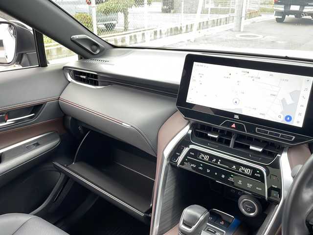 トヨタ ハリアー ハイブリッド Z レザーパッケージ 山口県 2023(令5)年 3.9万km プラチナホワイトパールマイカ 純正ディスプレイオーディオ/・ナビアプリ対応/・フルセグTV/・Bluetooth接続/・アラウンドビューモニター/・Miracast/ビルトインETC/ドライブレコーダー/Toyota Safety Sense/・プリクラッシュセーフティ/・レーントレーシングアシスト/・ロードサインアシスト/・レーダークルーズコントロール/・先行車発進告知機能/・ドライバー異常時対応システム/・クリアランスソナー/・ブラインドスポットモニター/・Bi－BeamLEDヘッドライト/・オートハイビーム/・リアトラフィックアラート/・前後クリアランスソナー/・オートハイビーム/USB入力端子/レザーシート/シートヒーター/エアシート/パワーシートD席/N席/純正フロアマット/調光機能付きパノラマルーフ/ステアリングヒーター/パワーバックドア/純正LEDライト/純正19インチアルミホイール/ドアバイザー/ウィンカーミラー/ロック連動自動開閉ドアミラー