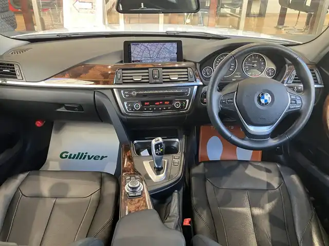 ＢＭＷ ３２０ｉ ラグジュアリー 神奈川県 2012(平24)年 3.7万km アルピンホワイトⅢ ・純正メモリナビ/・バックカメラ/・ビルドインETC/・前後コーナーセンサー/・オートクルーズコントロール/・HIDヘッドライト/・フォグランプ/・オートライト/・パワーシートD/N/・シートメモリD席/・シートヒーターD/N/・純正17インチアルミホイール/・純正フロアマット/・パドルシフト/・アイドリングストップ/・プッシュスタート/・スマートキー