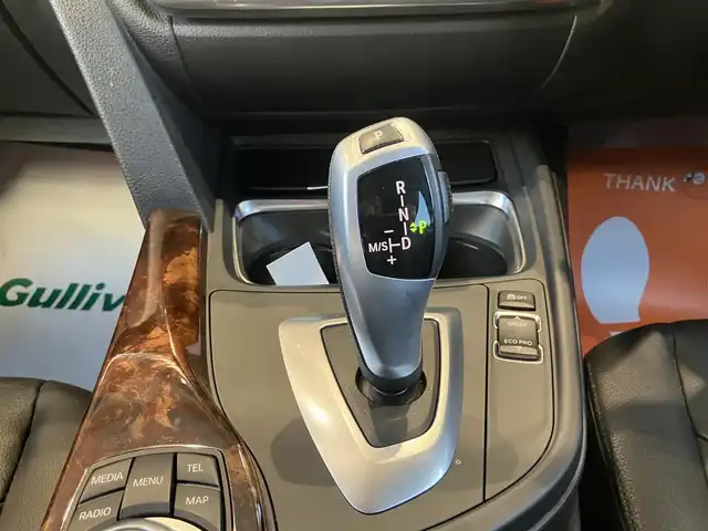 ＢＭＷ ３２０ｉ ラグジュアリー 神奈川県 2012(平24)年 3.7万km アルピンホワイトⅢ ・純正メモリナビ/・バックカメラ/・ビルドインETC/・前後コーナーセンサー/・オートクルーズコントロール/・HIDヘッドライト/・フォグランプ/・オートライト/・パワーシートD/N/・シートメモリD席/・シートヒーターD/N/・純正17インチアルミホイール/・純正フロアマット/・パドルシフト/・アイドリングストップ/・プッシュスタート/・スマートキー