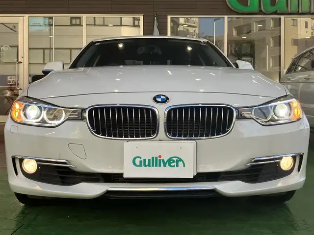 ＢＭＷ ３２０ｉ ラグジュアリー 神奈川県 2012(平24)年 3.7万km アルピンホワイトⅢ ・純正メモリナビ/・バックカメラ/・ビルドインETC/・前後コーナーセンサー/・オートクルーズコントロール/・HIDヘッドライト/・フォグランプ/・オートライト/・パワーシートD/N/・シートメモリD席/・シートヒーターD/N/・純正17インチアルミホイール/・純正フロアマット/・パドルシフト/・アイドリングストップ/・プッシュスタート/・スマートキー