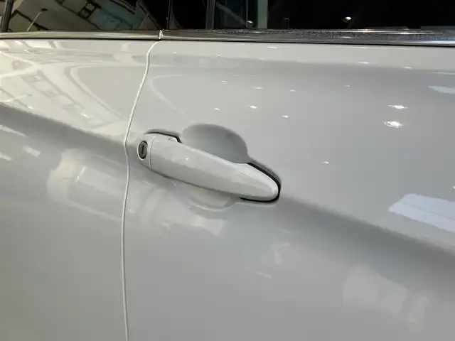 ＢＭＷ ３２０ｉ ラグジュアリー 神奈川県 2012(平24)年 3.7万km アルピンホワイトⅢ ・純正メモリナビ/・バックカメラ/・ビルドインETC/・前後コーナーセンサー/・オートクルーズコントロール/・HIDヘッドライト/・フォグランプ/・オートライト/・パワーシートD/N/・シートメモリD席/・シートヒーターD/N/・純正17インチアルミホイール/・純正フロアマット/・パドルシフト/・アイドリングストップ/・プッシュスタート/・スマートキー