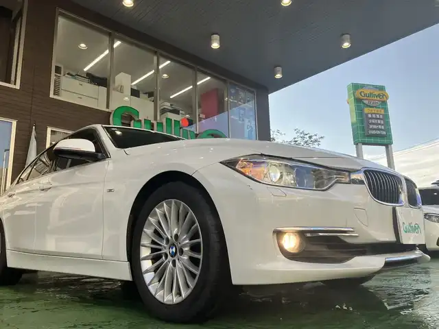 ＢＭＷ ３２０ｉ ラグジュアリー 神奈川県 2012(平24)年 3.7万km アルピンホワイトⅢ ・純正メモリナビ/・バックカメラ/・ビルドインETC/・前後コーナーセンサー/・オートクルーズコントロール/・HIDヘッドライト/・フォグランプ/・オートライト/・パワーシートD/N/・シートメモリD席/・シートヒーターD/N/・純正17インチアルミホイール/・純正フロアマット/・パドルシフト/・アイドリングストップ/・プッシュスタート/・スマートキー