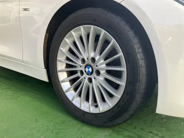 ＢＭＷ ３２０ｉ ラグジュアリー 神奈川県 2012(平24)年 3.7万km アルピンホワイトⅢ ・純正メモリナビ/・バックカメラ/・ビルドインETC/・前後コーナーセンサー/・オートクルーズコントロール/・HIDヘッドライト/・フォグランプ/・オートライト/・パワーシートD/N/・シートメモリD席/・シートヒーターD/N/・純正17インチアルミホイール/・純正フロアマット/・パドルシフト/・アイドリングストップ/・プッシュスタート/・スマートキー