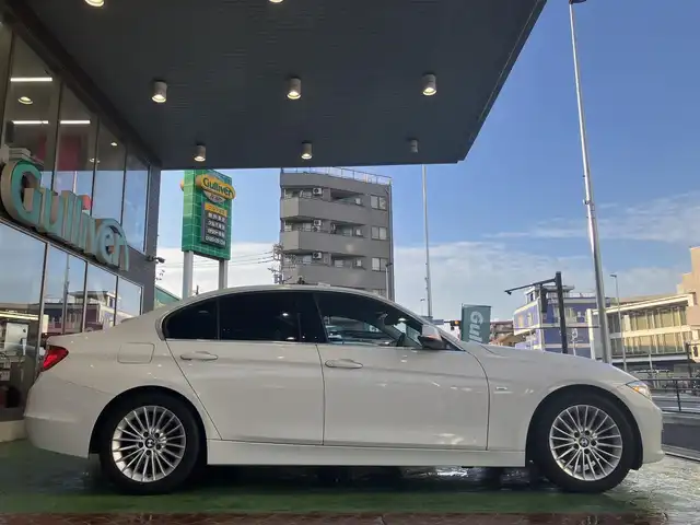 ＢＭＷ ３２０ｉ ラグジュアリー 神奈川県 2012(平24)年 3.7万km アルピンホワイトⅢ ・純正メモリナビ/・バックカメラ/・ビルドインETC/・前後コーナーセンサー/・オートクルーズコントロール/・HIDヘッドライト/・フォグランプ/・オートライト/・パワーシートD/N/・シートメモリD席/・シートヒーターD/N/・純正17インチアルミホイール/・純正フロアマット/・パドルシフト/・アイドリングストップ/・プッシュスタート/・スマートキー