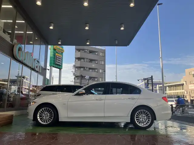 ＢＭＷ ３２０ｉ ラグジュアリー 神奈川県 2012(平24)年 3.7万km アルピンホワイトⅢ ・純正メモリナビ/・バックカメラ/・ビルドインETC/・前後コーナーセンサー/・オートクルーズコントロール/・HIDヘッドライト/・フォグランプ/・オートライト/・パワーシートD/N/・シートメモリD席/・シートヒーターD/N/・純正17インチアルミホイール/・純正フロアマット/・パドルシフト/・アイドリングストップ/・プッシュスタート/・スマートキー