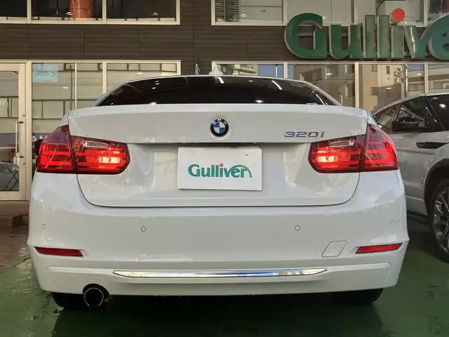 ＢＭＷ ３２０ｉ ラグジュアリー 神奈川県 2012(平24)年 3.7万km アルピンホワイトⅢ ・純正メモリナビ/・バックカメラ/・ビルドインETC/・前後コーナーセンサー/・オートクルーズコントロール/・HIDヘッドライト/・フォグランプ/・オートライト/・パワーシートD/N/・シートメモリD席/・シートヒーターD/N/・純正17インチアルミホイール/・純正フロアマット/・パドルシフト/・アイドリングストップ/・プッシュスタート/・スマートキー