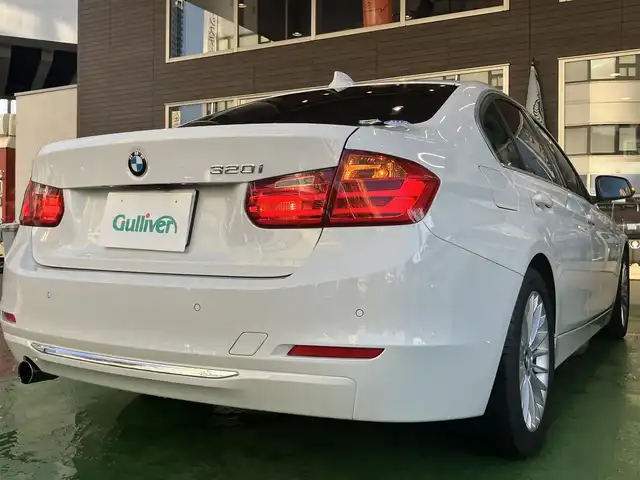 ＢＭＷ ３２０ｉ ラグジュアリー 神奈川県 2012(平24)年 3.7万km アルピンホワイトⅢ ・純正メモリナビ/・バックカメラ/・ビルドインETC/・前後コーナーセンサー/・オートクルーズコントロール/・HIDヘッドライト/・フォグランプ/・オートライト/・パワーシートD/N/・シートメモリD席/・シートヒーターD/N/・純正17インチアルミホイール/・純正フロアマット/・パドルシフト/・アイドリングストップ/・プッシュスタート/・スマートキー